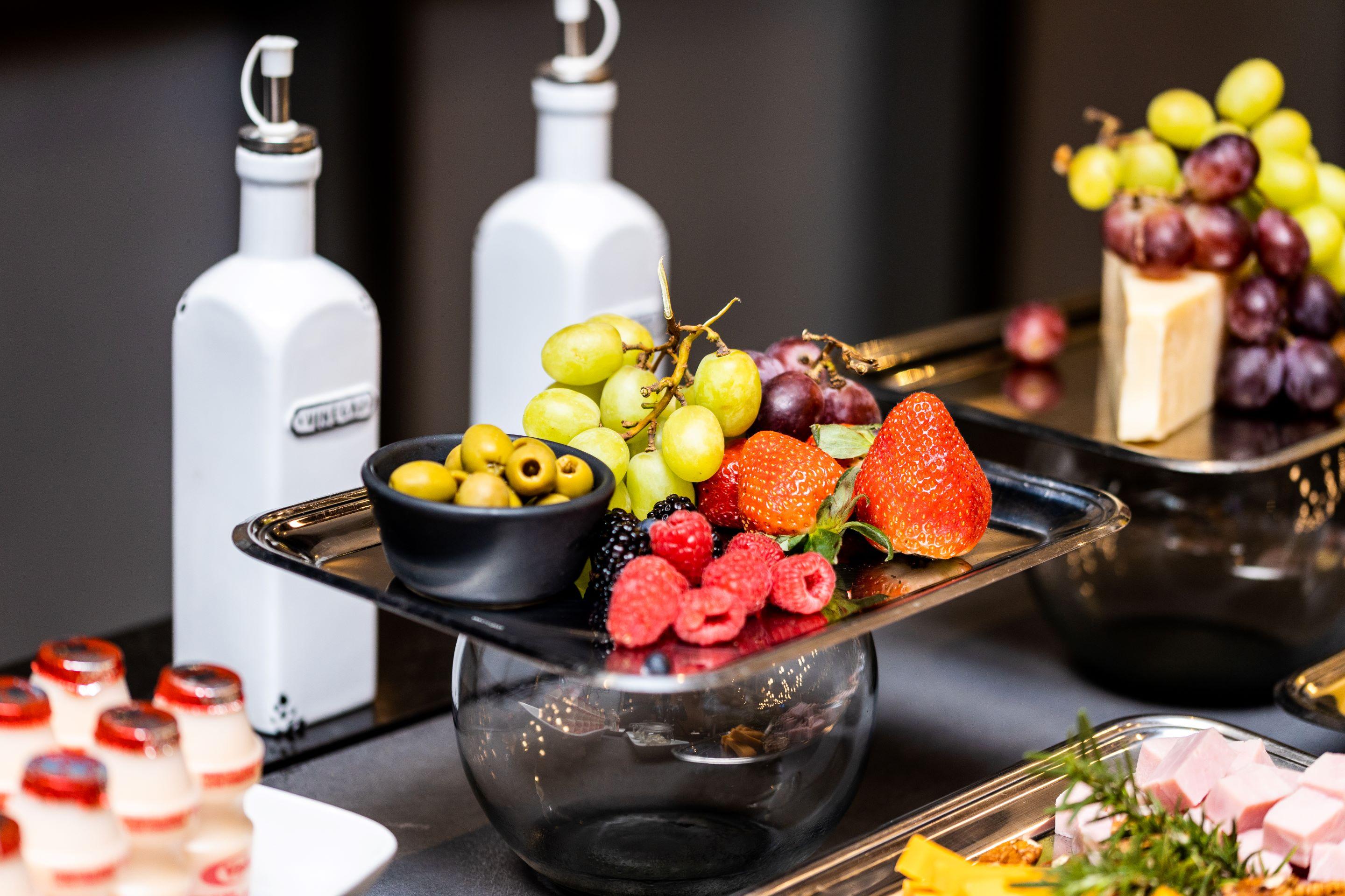 Готель Camino Real Fashion Drive Monterrey San Pedro Garza Garcia Екстер'єр фото Fruit and cheese platter