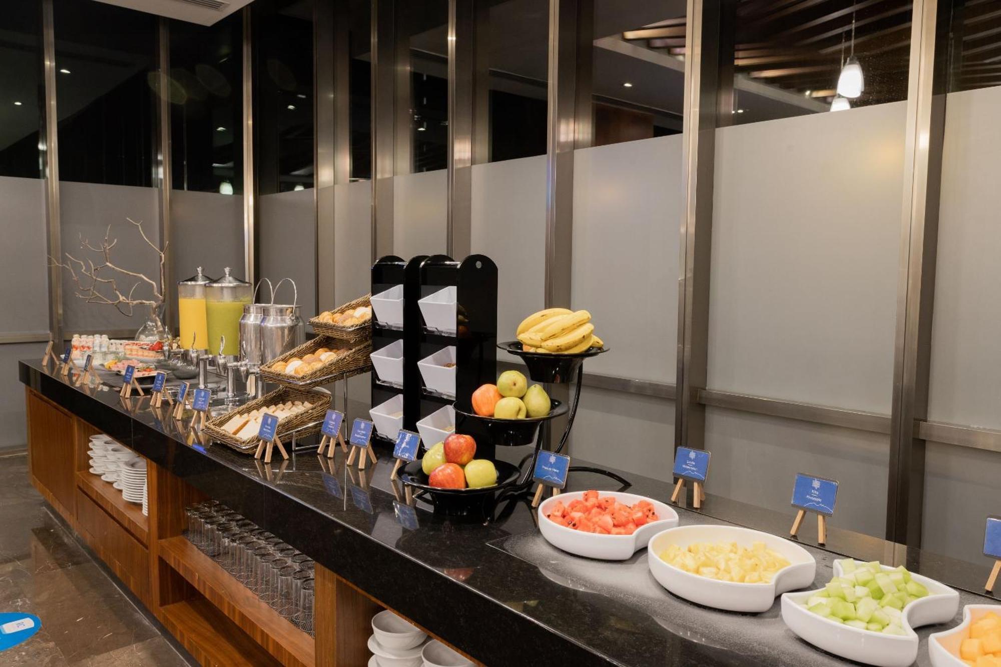 Готель Camino Real Fashion Drive Monterrey San Pedro Garza Garcia Екстер'єр фото A buffet at an airport lounge