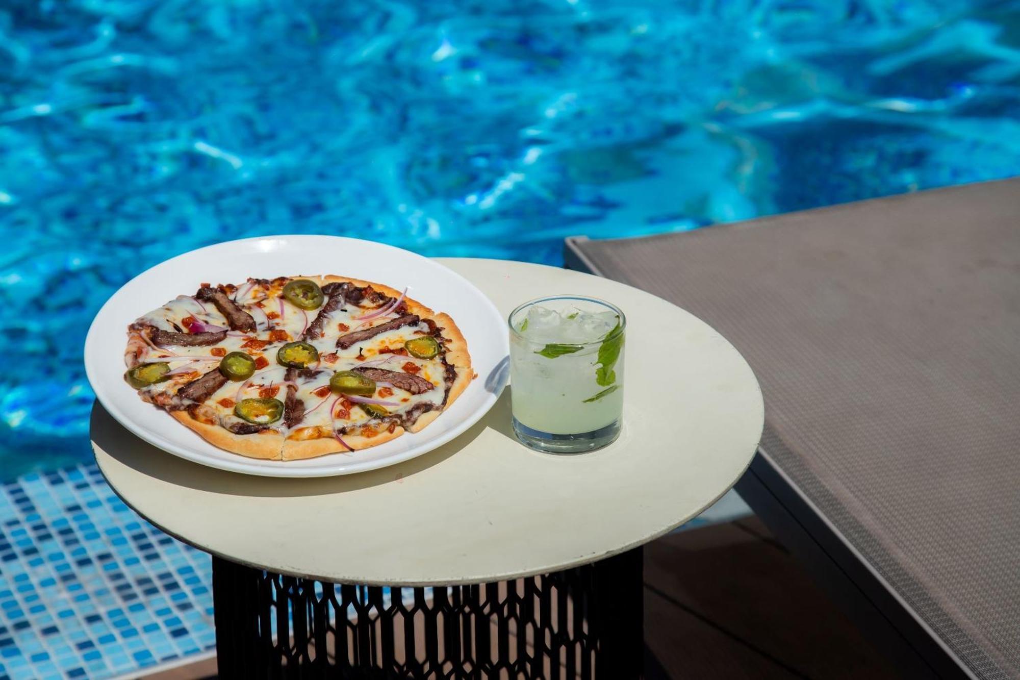 Готель Camino Real Fashion Drive Monterrey San Pedro Garza Garcia Екстер'єр фото A pizza and a drink