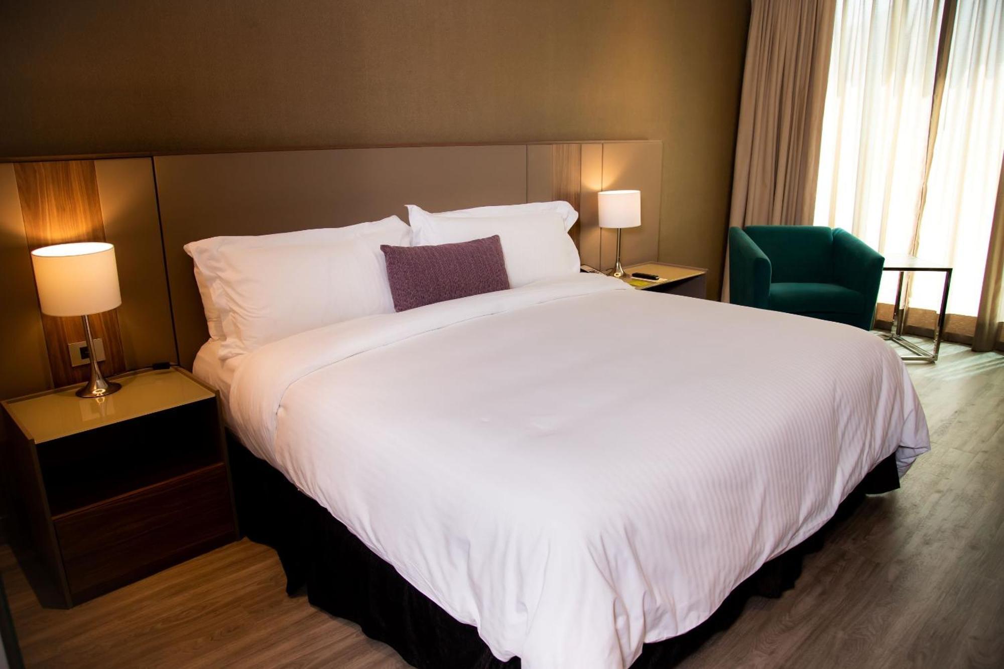 Готель Camino Real Fashion Drive Monterrey San Pedro Garza Garcia Екстер'єр фото A bed with a duvet