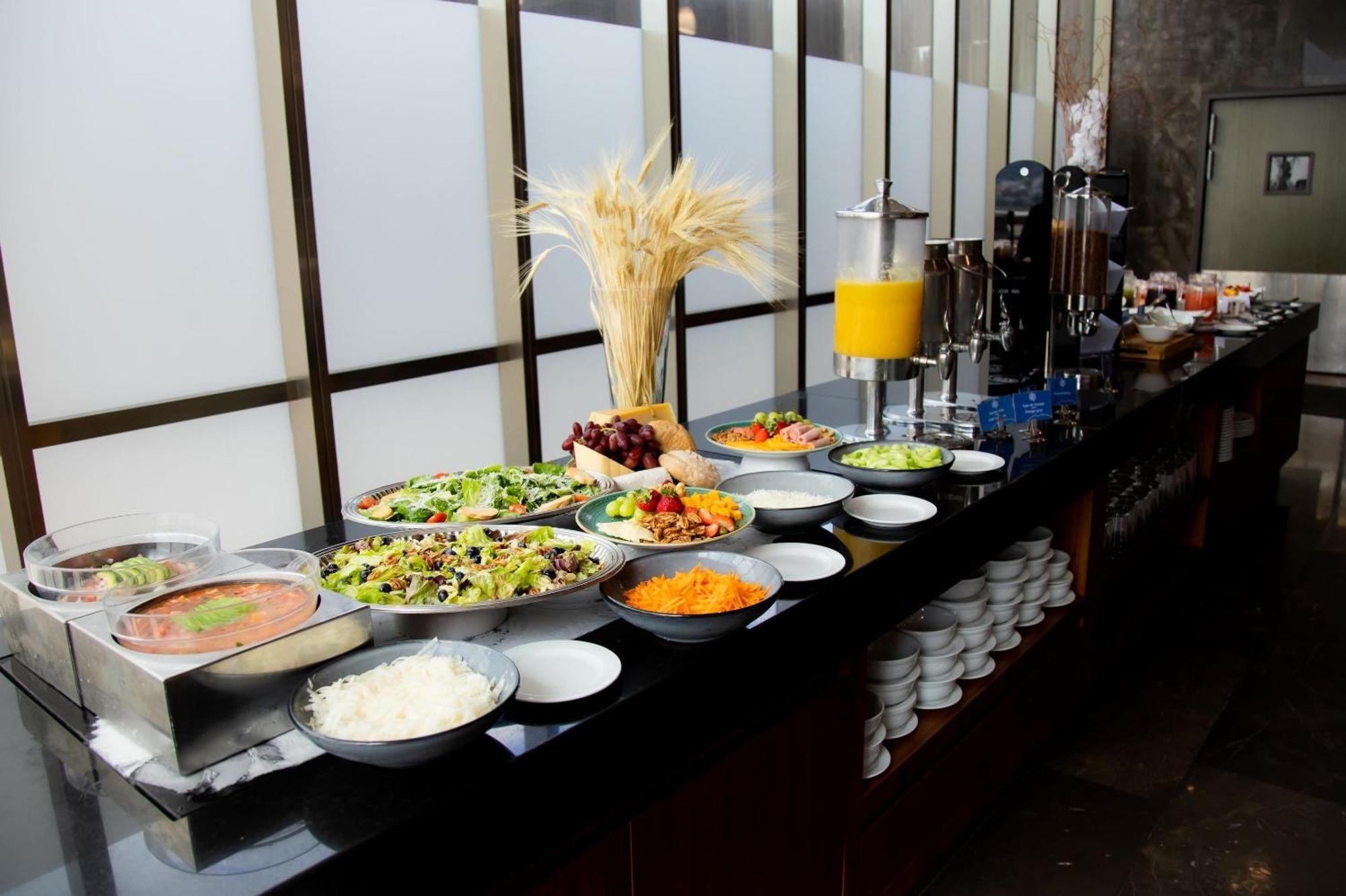 Готель Camino Real Fashion Drive Monterrey San Pedro Garza Garcia Екстер'єр фото A buffet at a hotel