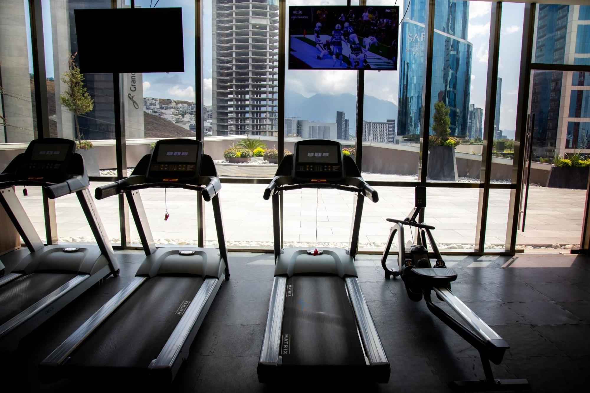 Готель Camino Real Fashion Drive Monterrey San Pedro Garza Garcia Екстер'єр фото Treadmills in a gym