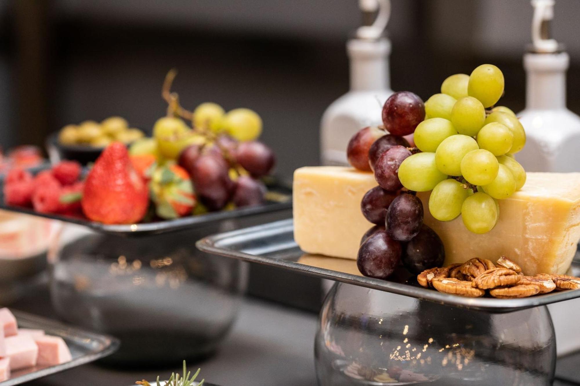 Готель Camino Real Fashion Drive Monterrey San Pedro Garza Garcia Екстер'єр фото A cheese and fruit platter